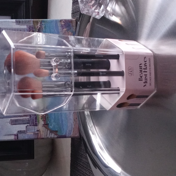 Beauty Must Haves Brush Set - Picture 3 of 6